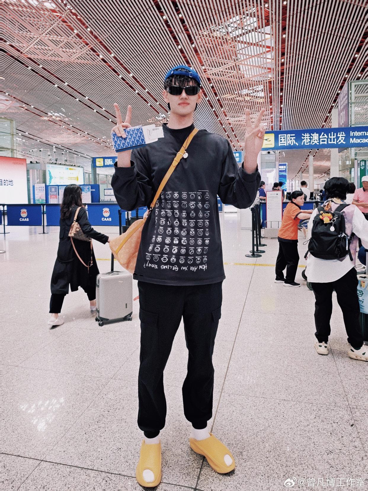 曾凡博启程前往德国，继续康复训练之旅，工作室分享机场帅气照片
