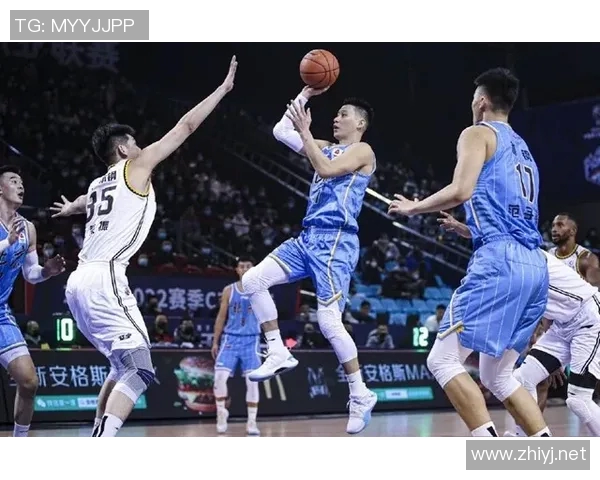 周琦复出训练场与赵睿打闹豪言助北京争第四冠