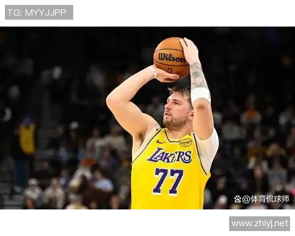 这腰腹力量！东契奇转身滞空炮弹直传 艾顿分外线八村命中三分