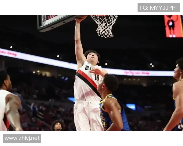 展示单手劈扣!开拓者官方分享杨瀚森训练图集 展示单手劈扣!开拓者官方分享杨瀚森训练图集